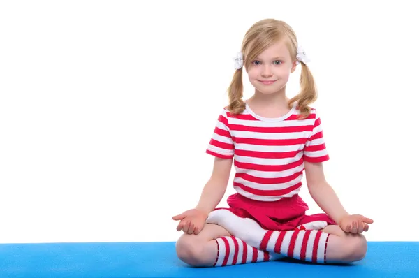 Meisje met ogen open praktijk yoga op — Stockfoto