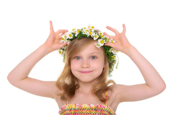 Glückliches Mädchen mit einem Kranz aus Gänseblümchen — Stockfoto