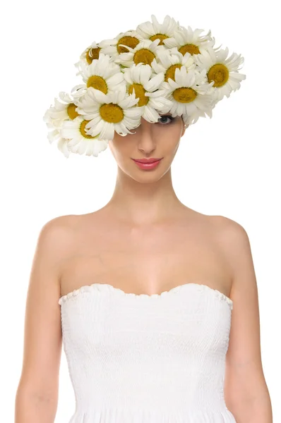 Schöne Frau mit Hut aus Gänseblümchen und weißem Kleid — Stockfoto
