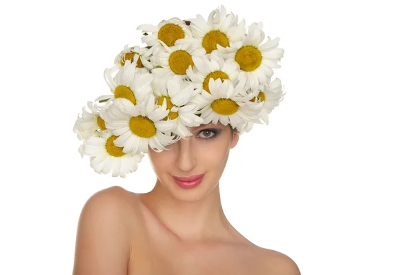 美丽的女人雏菊的帽子 — 图库照片