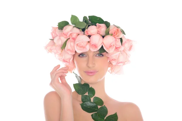 Hermosa mujer con adornos de rosas y hojas — Foto de Stock