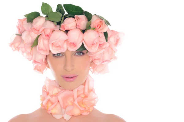 Mooie vrouw met sieraden van roze rozen — Stockfoto