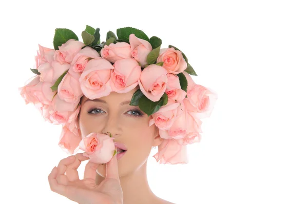 Mooie jonge vrouw met sieraden van rozen — Stockfoto