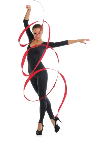 Femme dansante avec ruban rouge — Photo