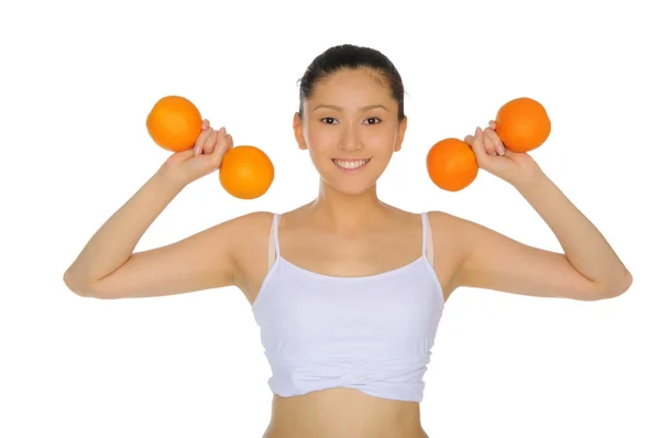 Asiatisk kvinna bedriver fitness apelsiner — Stockfoto