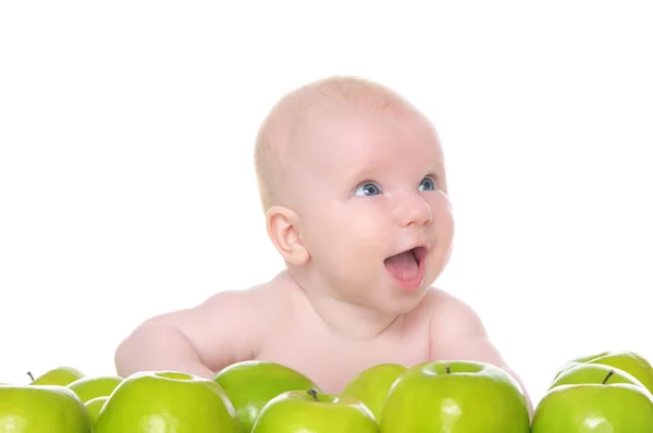 Niño pequeño sentado en las manzanas verdes — Foto de Stock