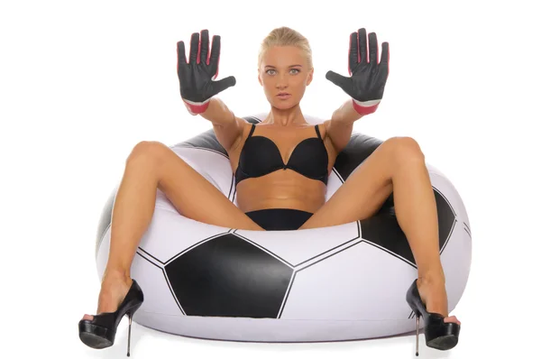 Mujer con guantes en silla de pelota de fútbol —  Fotos de Stock
