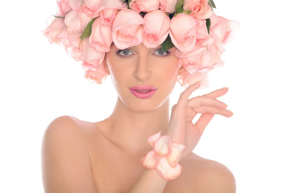 Красивая женщина с украшениями из роз — стоковое фото