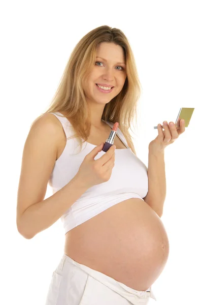 Donna incinta sorridente e specchio con rossetto — Foto Stock