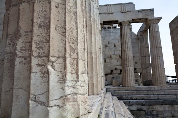 Columns of entrance propylaea to ancient temple Parthenon — Stock Photo, Image
