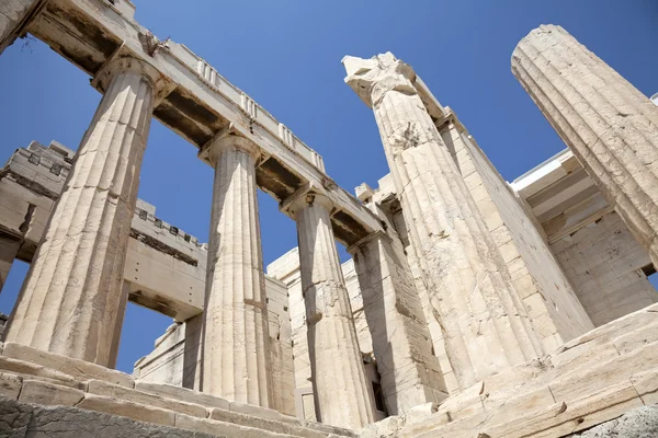 Columns of entrance propylaea to ancient temple Parthenon — Stock Photo, Image