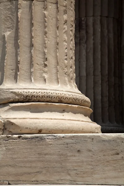 Colonne del propylaea dell'entrata ad antico tempiale Parthenon in Acropolis — Foto Stock