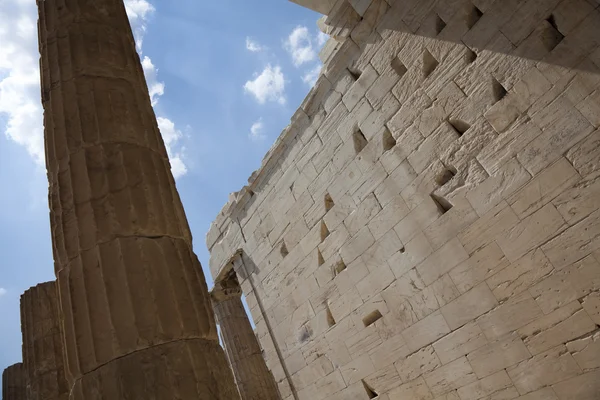 Säulen der Eingangspropyläen zum antiken Tempel Parthenon in der Akropolis — Stockfoto