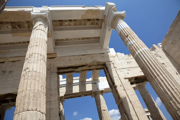 Colunas de propilas de entrada para o antigo templo Partenon em Acrópole — Fotografia de Stock