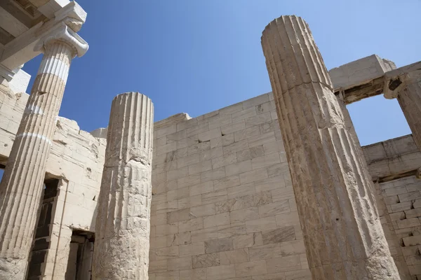 Columns of entrance propylaea to ancient temple Parthenon in Acropolis — Stock Photo, Image