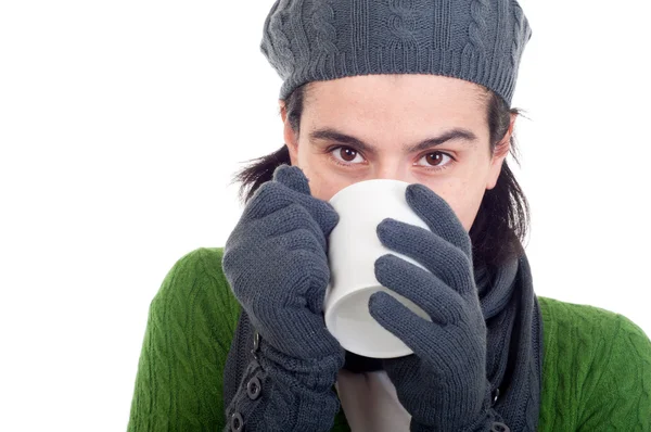 Зимняя женщина пьет кофе — стоковое фото