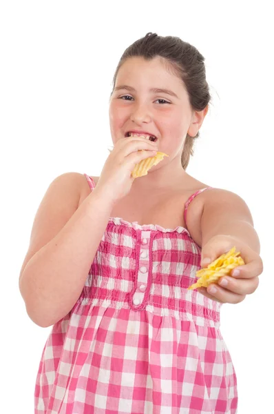 Mädchen bietet Chips an — Stockfoto