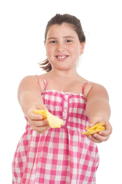 Mädchen bietet Chips an — Stockfoto