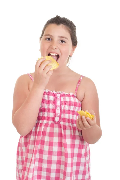 Dívka jíst chipsy — Stock fotografie