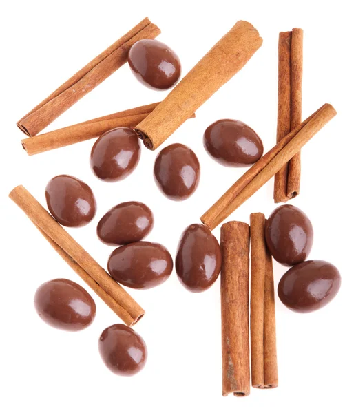 Mandorle di cioccolato e bastoncini di cannella — Foto Stock