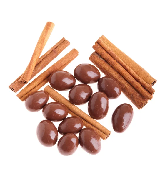 Almendras de chocolate y palitos de canela — Foto de Stock
