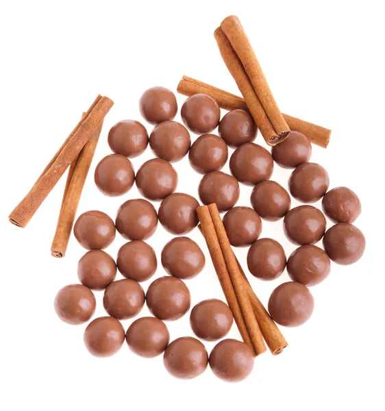 Palle di cioccolato e bastoncini di cannella — Foto Stock