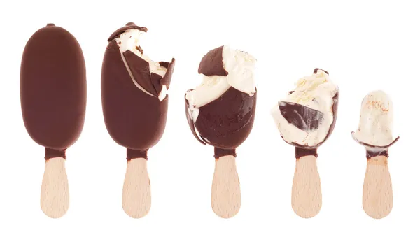 Chocolade-ijs wordt opgegeten — Stockfoto