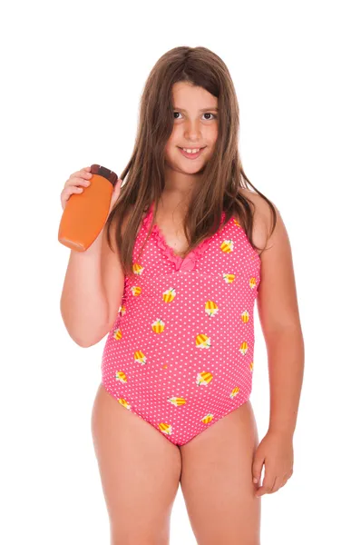 Flicka i baddräkt håller solkräm — Stockfoto