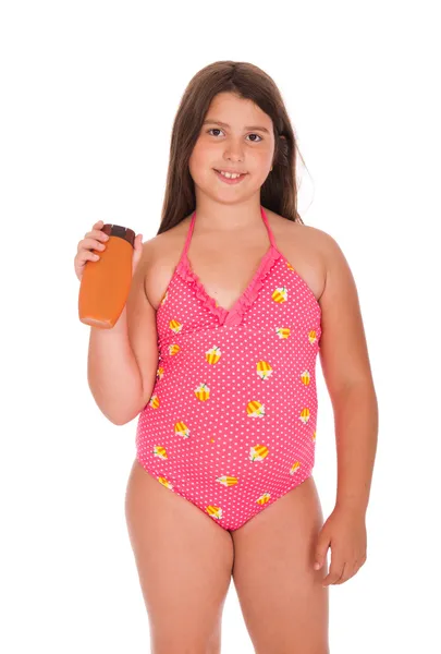 Девушка в купальнике держит солнечный лосьон — стоковое фото