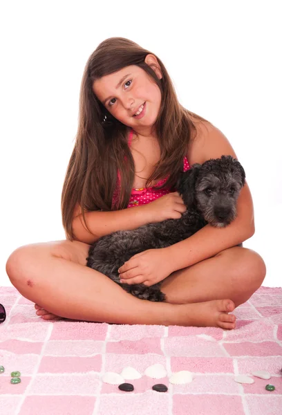 Flicka i baddräkt på stranden med hund — Stockfoto