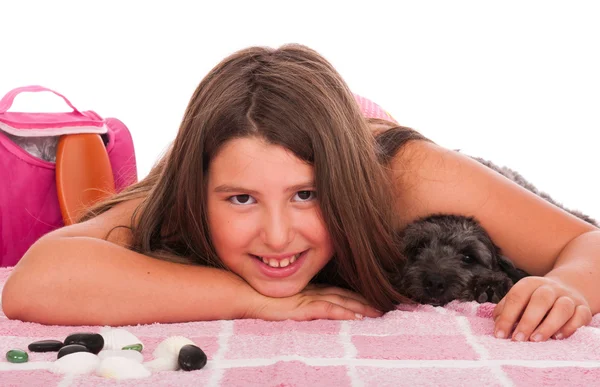 Menina em maiô na praia com cão — Fotografia de Stock