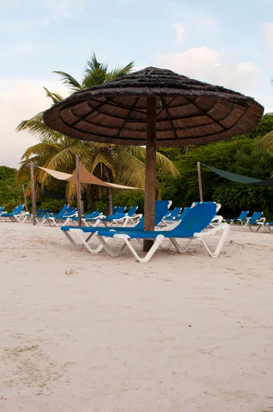 Sedie da spiaggia e ombrellone — Foto Stock