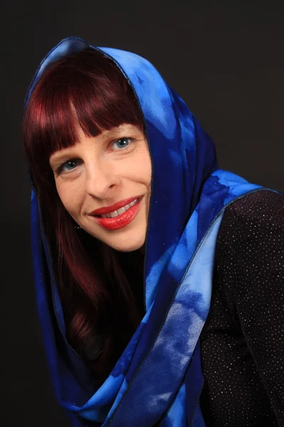 Vrouw met sjaal hoofddeksels — Stockfoto