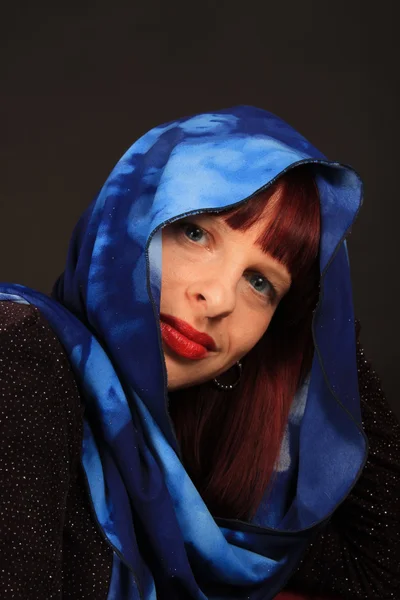Vrouw met sjaal hoofddeksels — Stockfoto