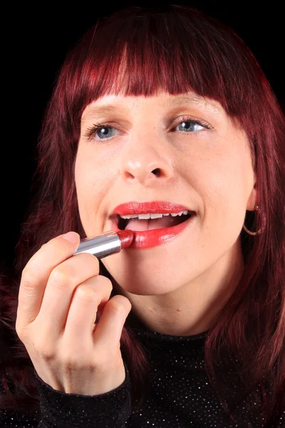 Aplicar lápiz labial a labios deliciosos — Foto de Stock