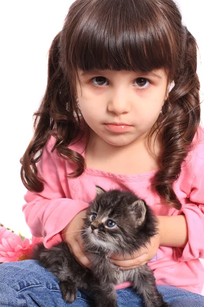 Petite fille tenant chaton — Photo