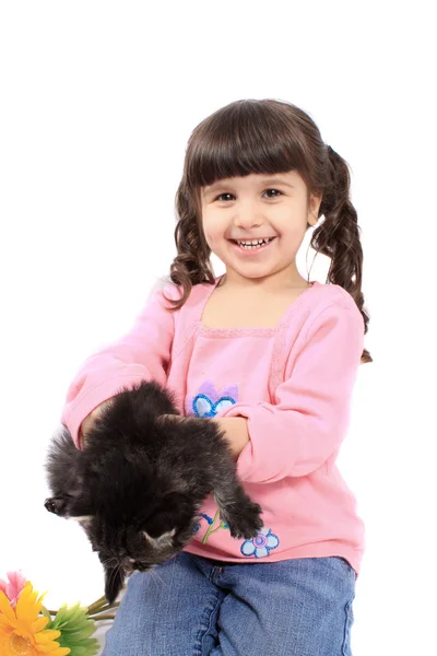 Schattig klein meisje met katje — Stockfoto