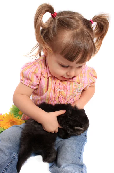 Маленькая девочка держит котенка — стоковое фото