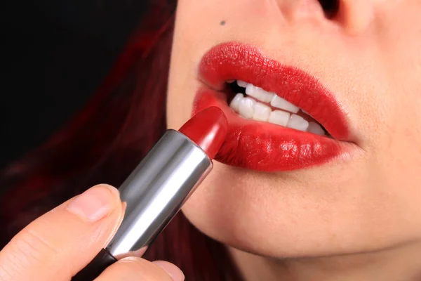 Lippenstift toepassen met weelderige lippen — Stockfoto