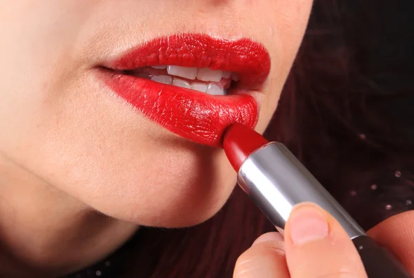 Lippenstift auf üppige Lippen auftragen — Stockfoto