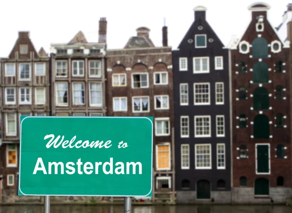 Bienvenido a Amsterdam signo en el agua — Foto de Stock
