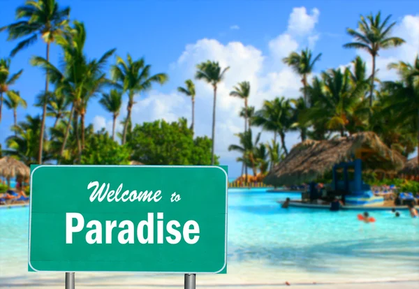Välkommen till paradise tecken — Stockfoto