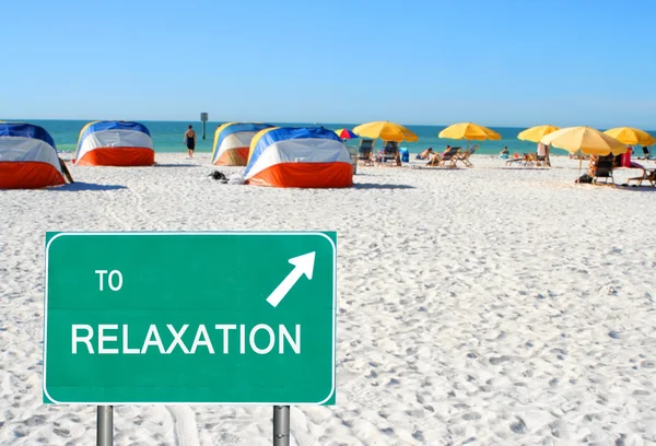 K relaxaci znamení ukazující na pláž — Stock fotografie