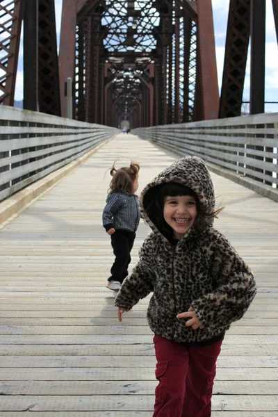 Χαριτωμένο μικρά κορίτσια τρέχουν — Φωτογραφία Αρχείου