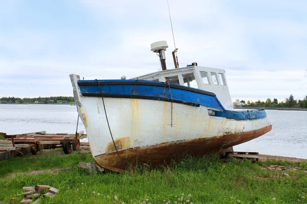 Břeh rybářský člun — Stock fotografie