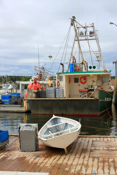 Rybářské lodě v přístavu naběračka, nb — Stock fotografie