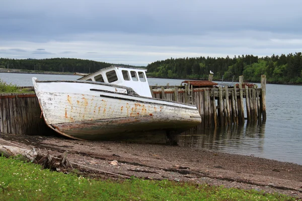 Barco de pesca marítima encalhado — Fotografia de Stock