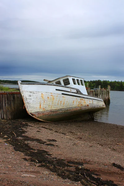 Beached boat in New Brunswick, Canada — Stock Photo, Image