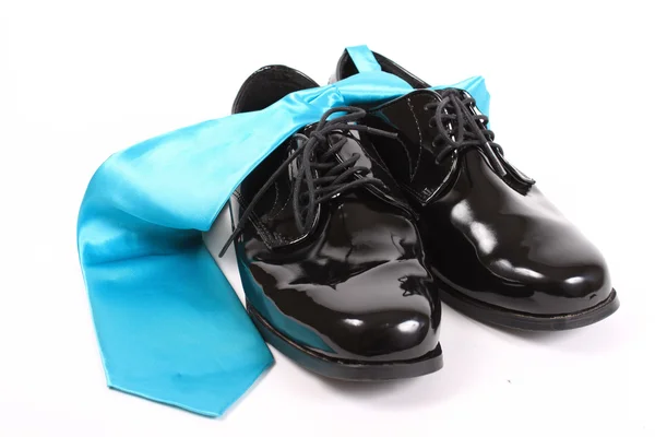 Shiny men's dressy shoes and blue tie — Stock Photo, Image
