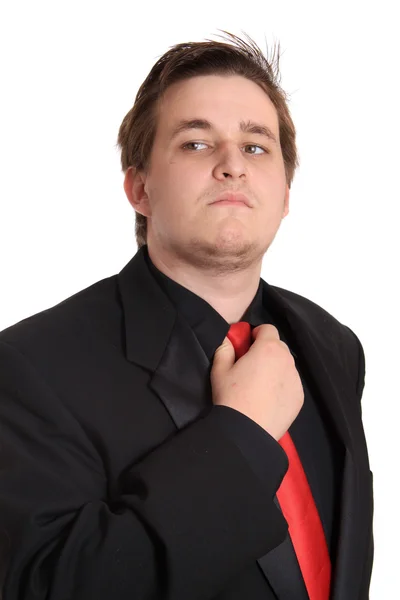 Молодой бизнесмен ослабляет галстук — стоковое фото